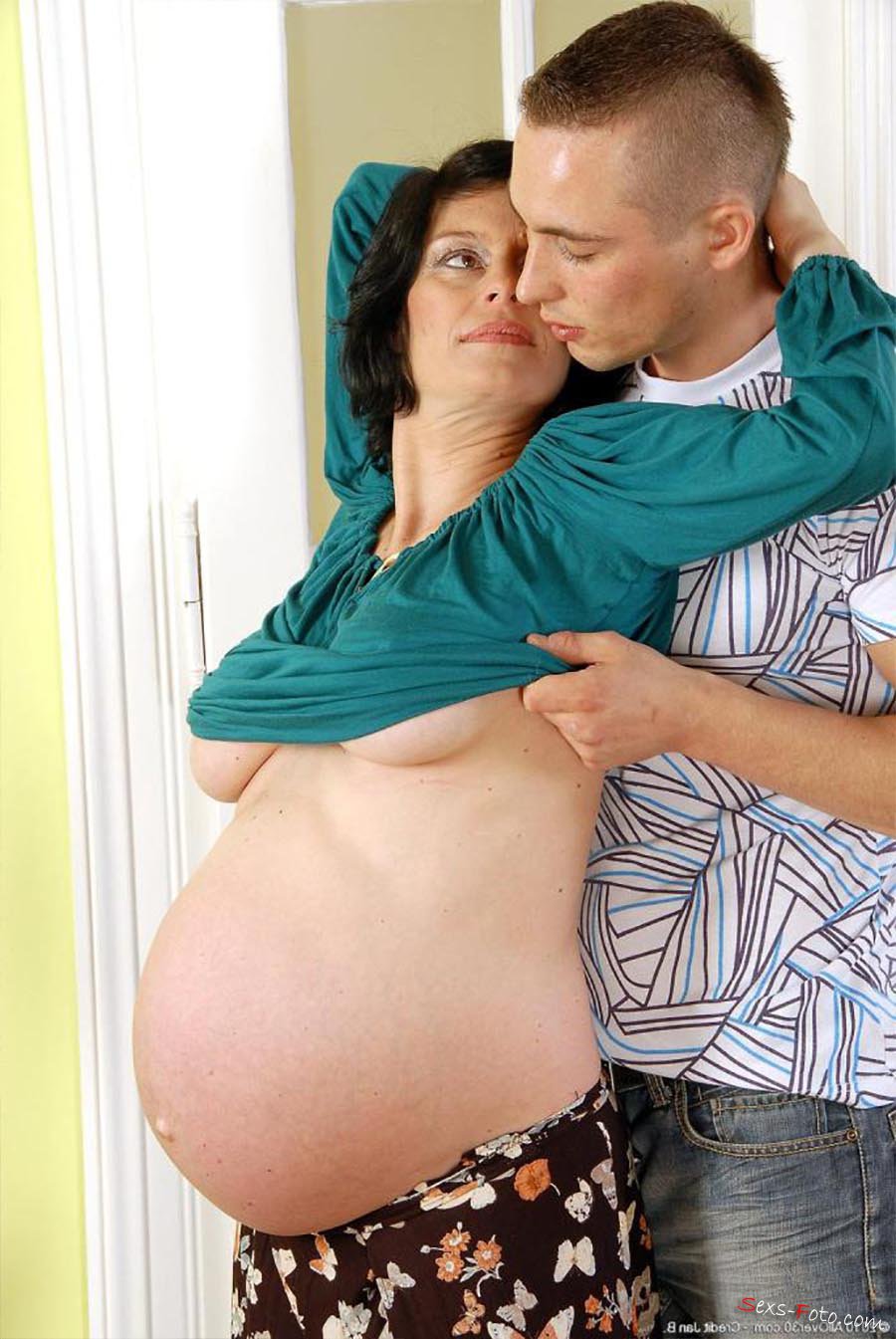 Беременная женщина за 40 с молодым (15 фото)
