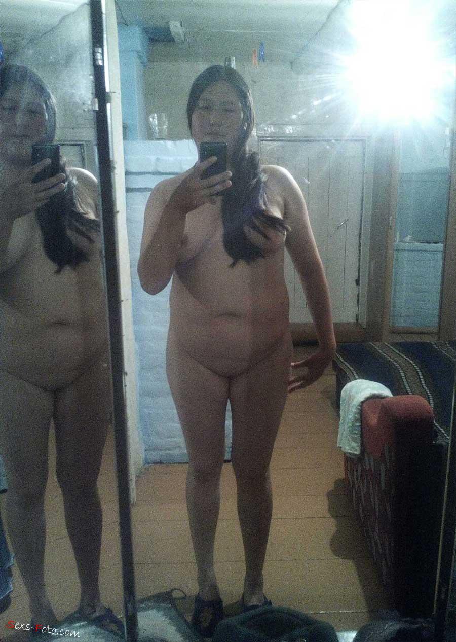 Молодая казашка фотографируется голой стоя перед зеркалом (5 фото)