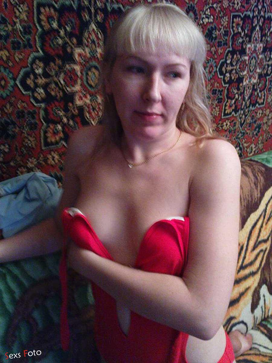 Зрелая русская блондинка примеряет купальник и светит сиськами (60 фото)