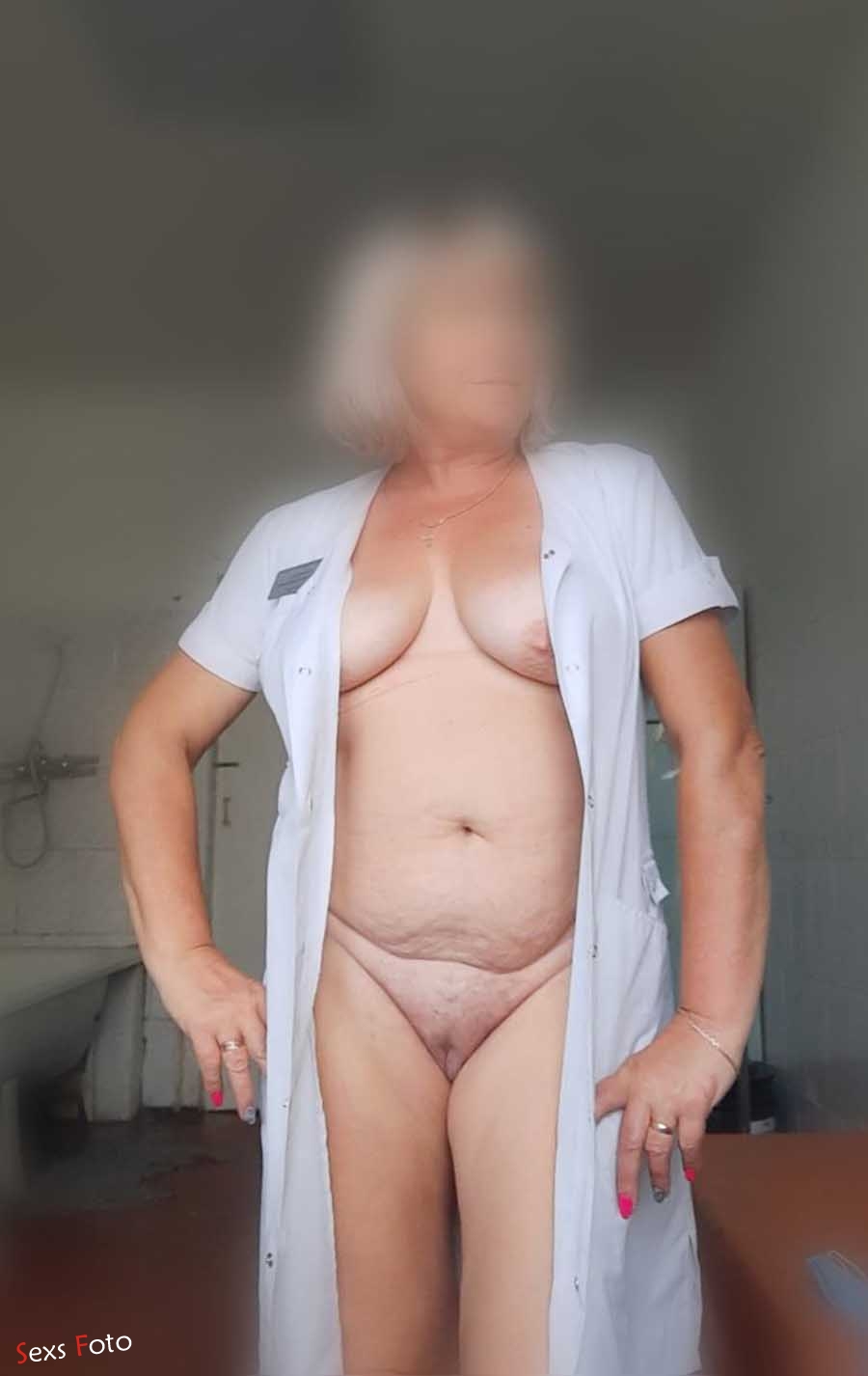 60 летняя медсестра устроила стриптиз в больнице (12 фото)