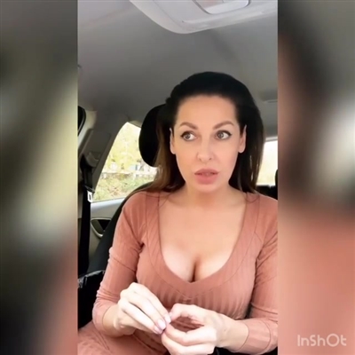 40 летняя записывает ролик в машине